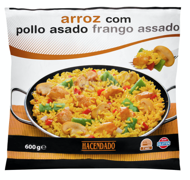 Ensalada de lechuga y tomate con atún en conserva y paella congelada.